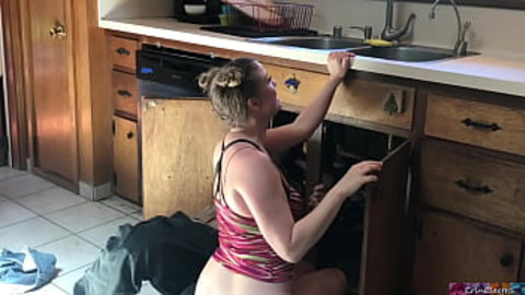 She got her tight cunt🌮️ pounded by a sweaty plumber