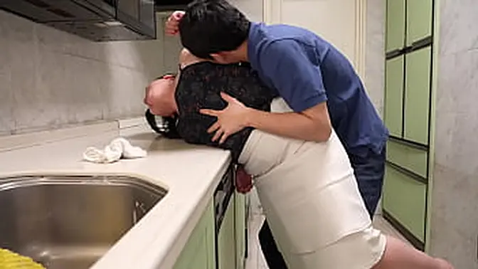 My wife's best friend Yuko came to visit  Unfortunately, my wife is away  Kentaro invites Yuko in, whose surprise backfires and drops her shoulders  Alone with Yuko, who has been intrigued for a long time  Kentaro was secretly elated by this unexpect