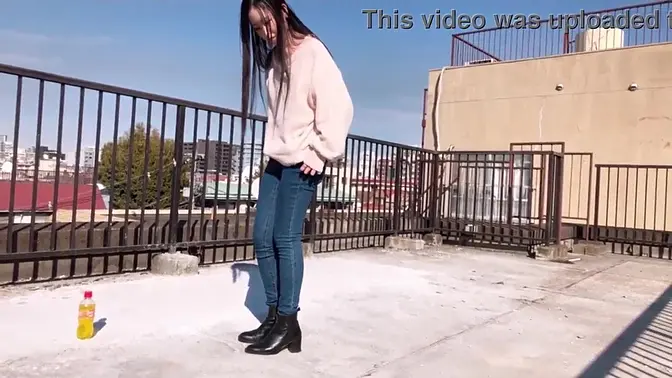 Japanese girl can pee with standing up outdoor lol?After pissing, I enjoyed masturabation with the adult toy