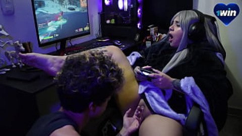 Quivering nerd ravaged while dominating virtual battlefields