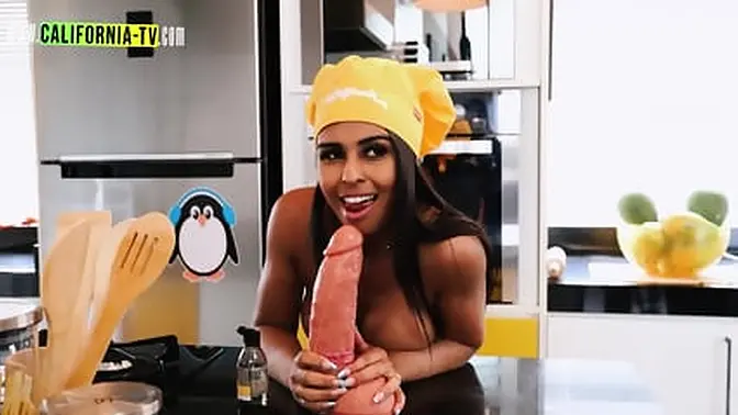 Naked influencer Clara Wellen opens door for courier