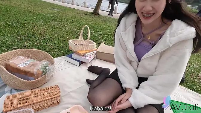 Asian goddess Li Er dominates POV date