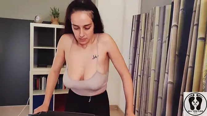 BIG TITS WIGGLE ON A TREADMILL INCREASING SPEED LEGGINGS GYM