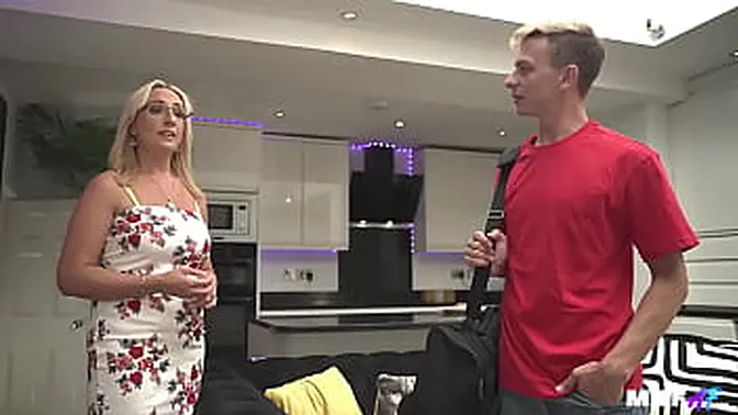 Photog Fucks the Shit out of Older MILF