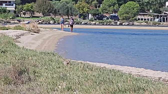 Skinny Italian babe shakes her perfect ass on live beach cam