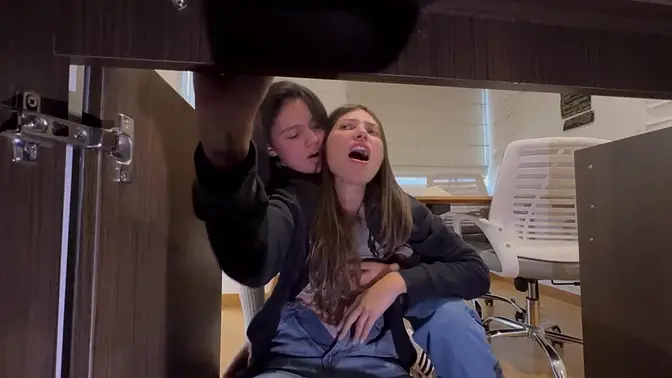 I didn't mind her ass🍑 going down on me instead of the desk 