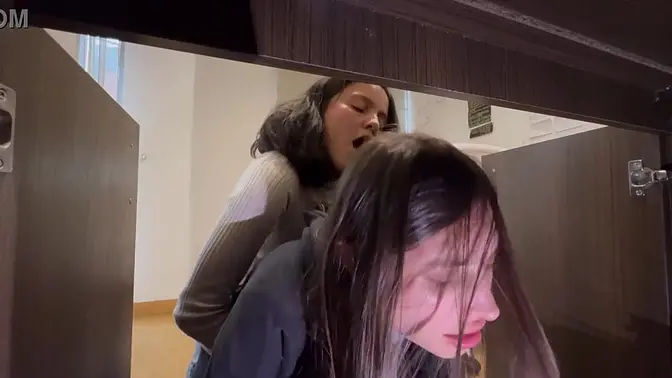 I didn't mind her ass🍑 going down on me instead of the desk 