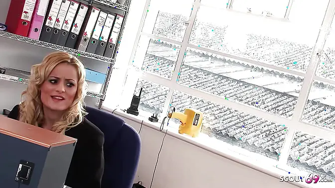 Femdom FFM Threesome Fuck with 2 Giant Melons MILFs and Craftsman