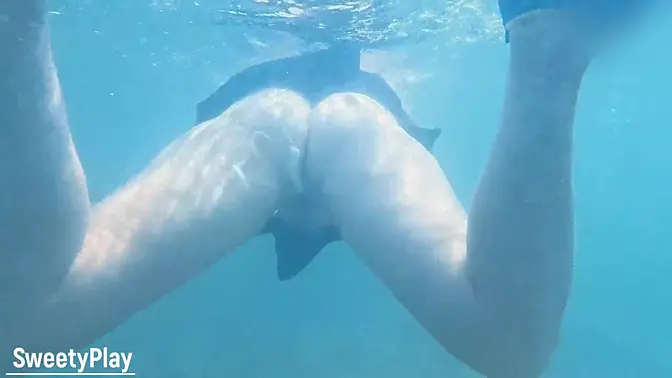 Housewife's huge ass gets a creampie in the swimming pool