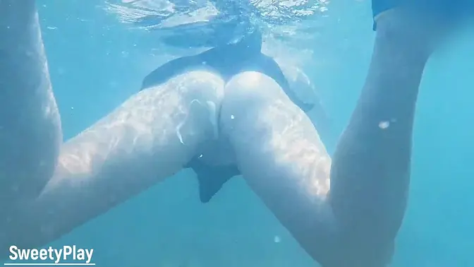 Housewife's huge ass gets a creampie in the swimming pool