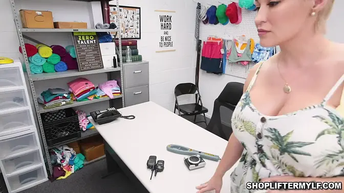 Sexy shoplifter mom Ryan Kelly caught on CCTV