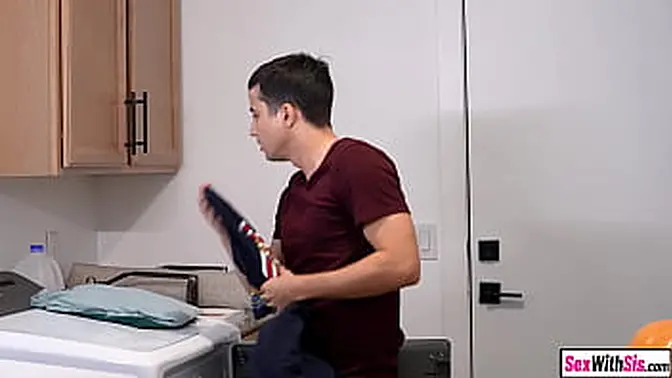 Busty teen stepsis blindfolded, takes big stepbro's cock for a taste test