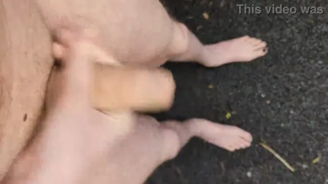 Masturbating outdoors in the middle of the day almost caught