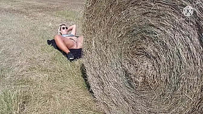 Public pleasure: Amateur gives surprise handjob to unsuspecting stranger