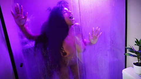 I discreetly pleasures my stepsis in the tub远离dad's eyes