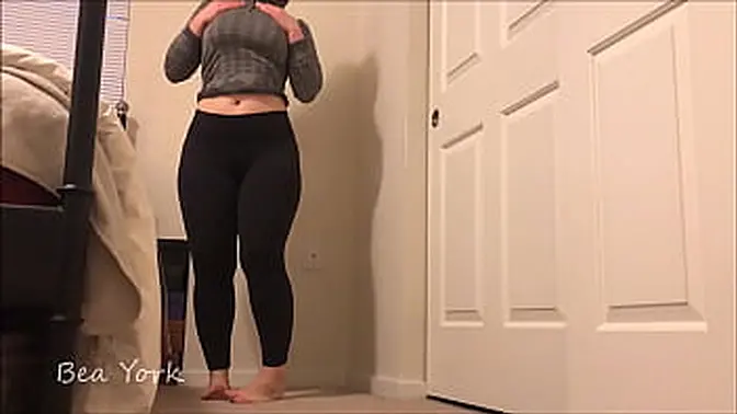 Curvy amateur Bea York masturbates with a big dildo in yoga pants