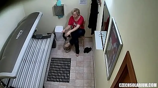 milf MILF Shows Off Her Smooth Vagina🌮️ In Sun